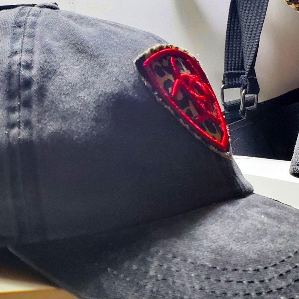 Ariat lepard shield. Women pony tail softball style hat.